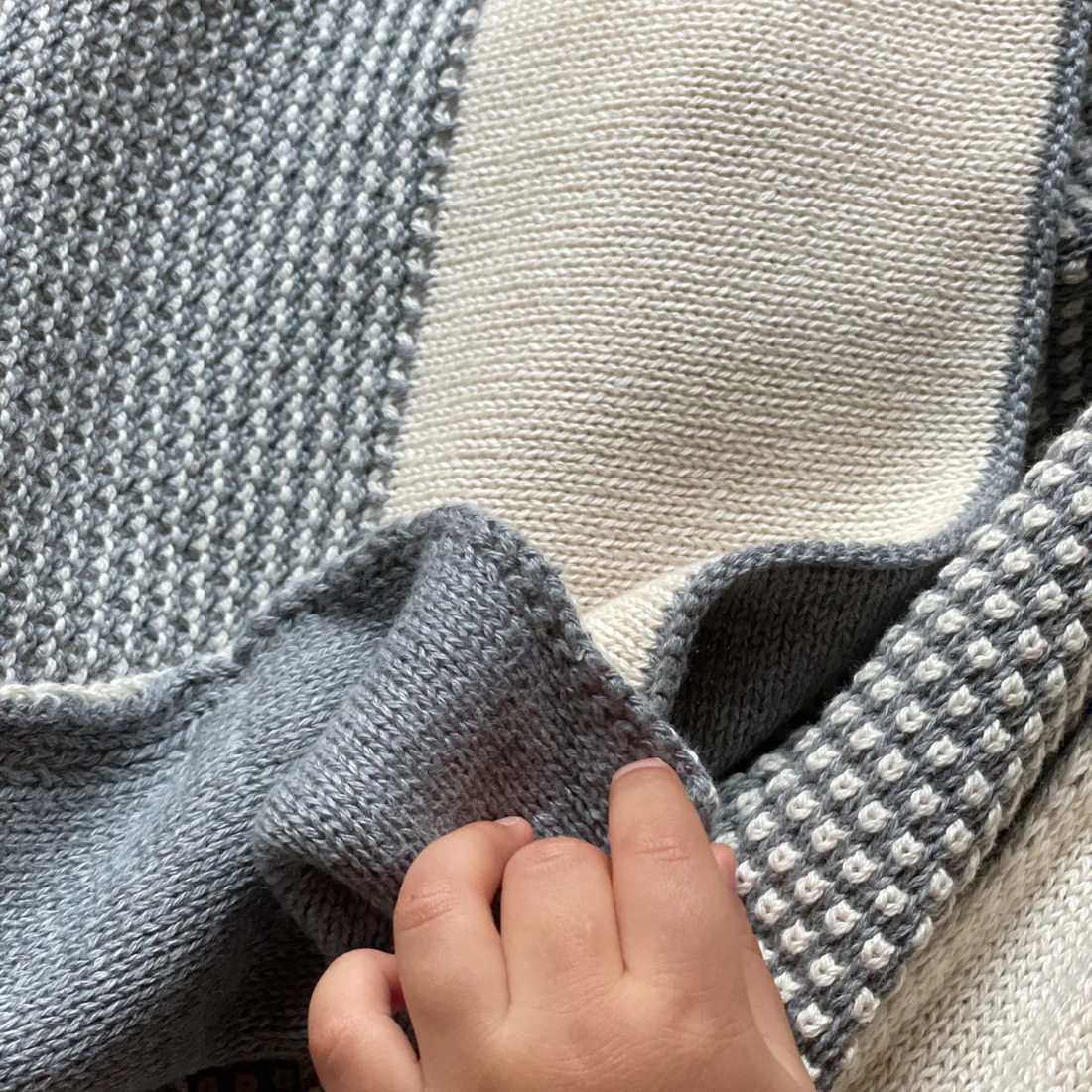 Eka Stipple Light Grey Throw