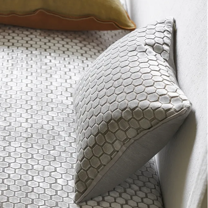 Jabot Oyster Velvet Cushion