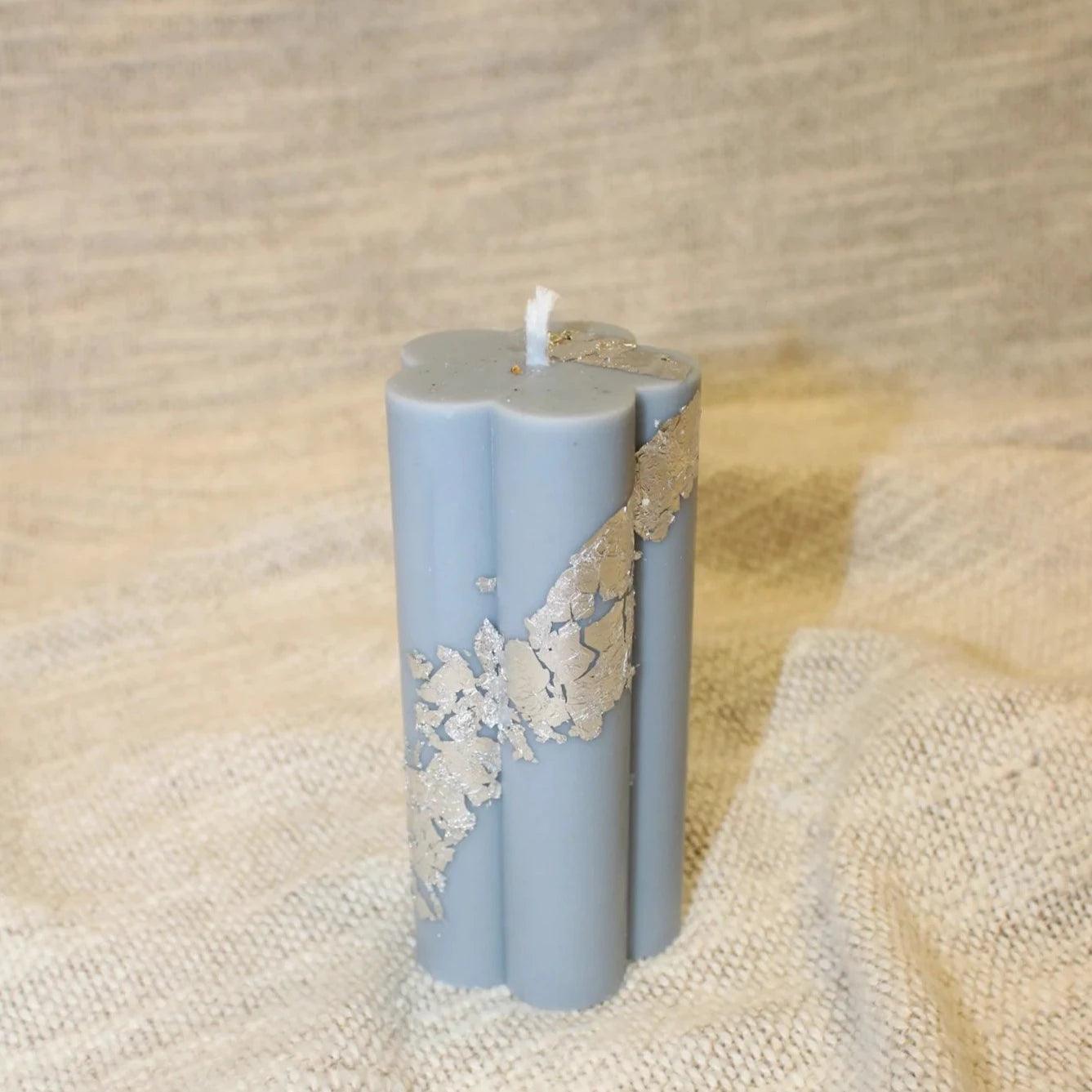 The Daisy Havdalah Candle with metallic foil - Elegant Linen